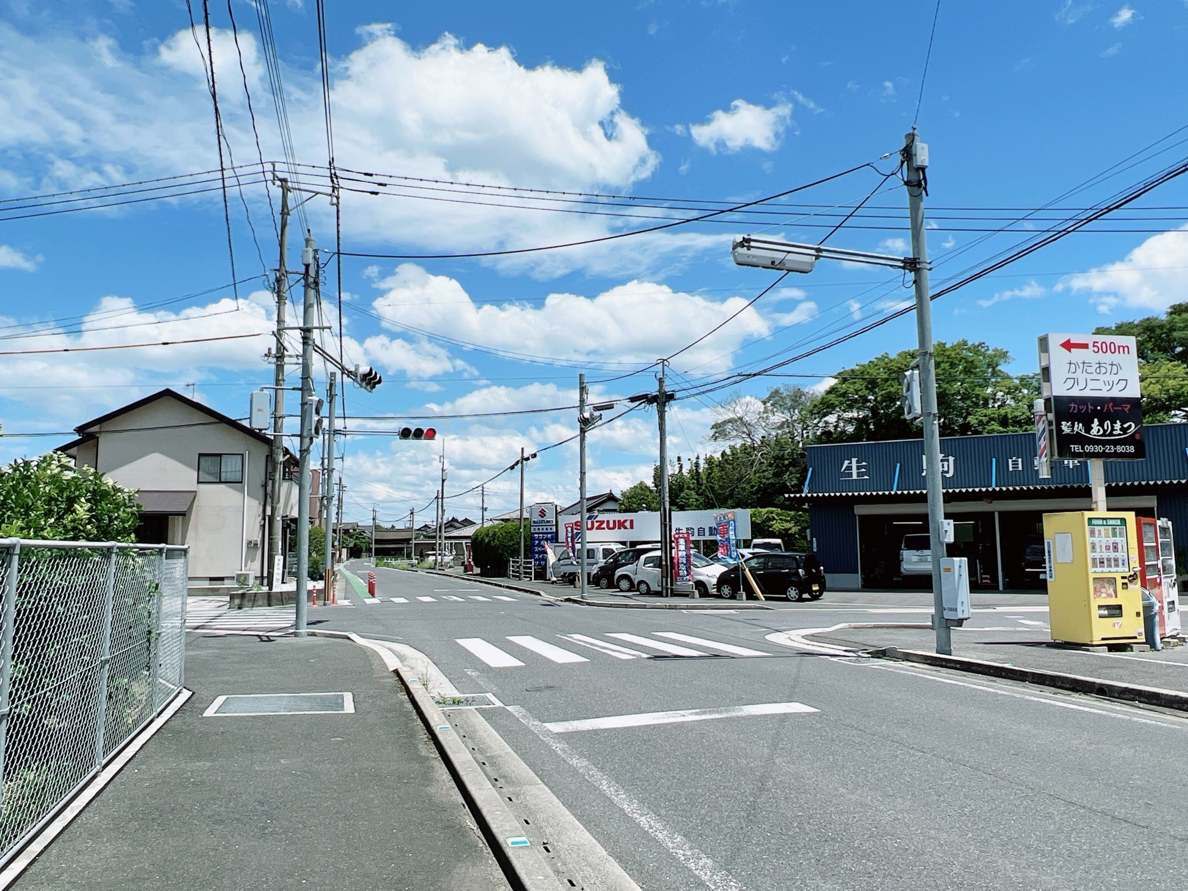 一つ目の信号を左折。右手に髪処ありまつさん、生駒自動車あり。